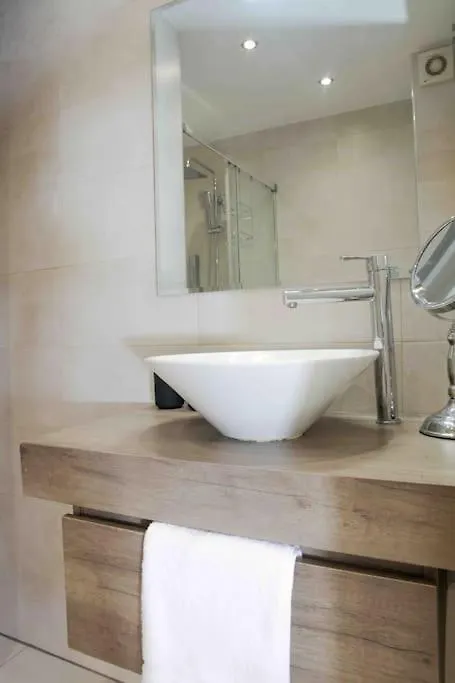 Stylish 2 Bedroom Apartment Next To Lamerced Plaza مالقة