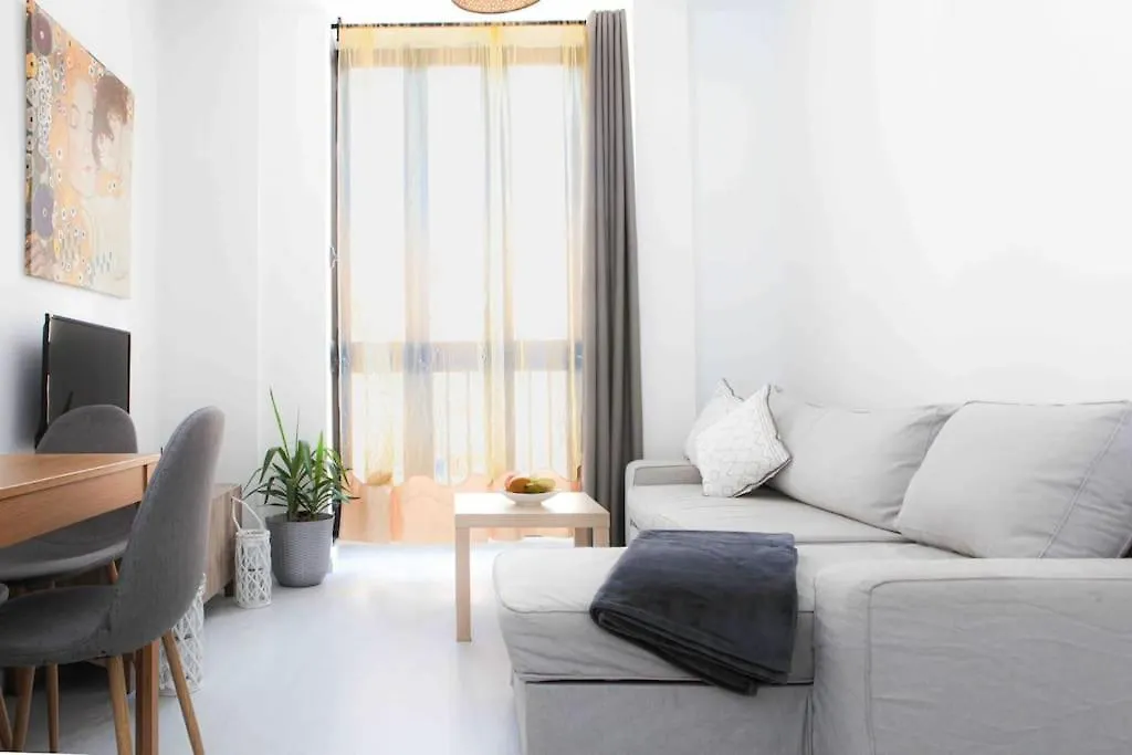 Stylish 2 Bedroom Apartment Next To Lamerced Plaza مالقة